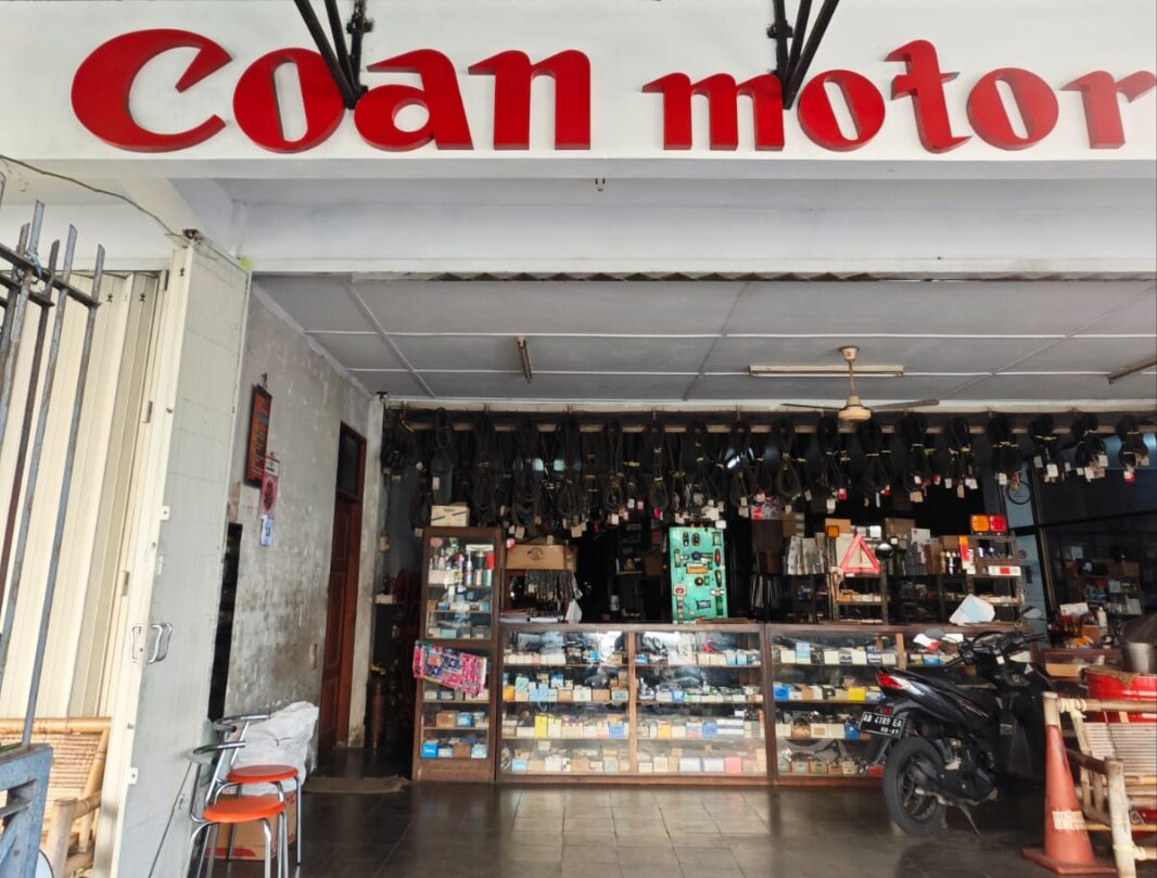 Bagian depan toko Coan Motor dengan papan nama merah di Jl. Letjen Suprapto No.2, Ngampilan, Yogyakarta